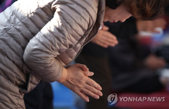 2020학년도 대학수학능력시험을 11일 앞둔 3일 서울 강북구 도선사에서 열린 수능 법회에서 수험생을 둔 신도들이 자식과 손자 등의 고득점을 기원하며 기도를 올리고 있다. 연합뉴스